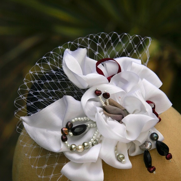 Vintage inspired fascinator with handmade flowers - Picture 6 of 8